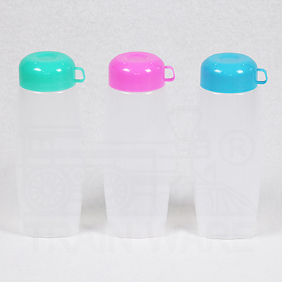 ขายส่งกระบอกน้ำแช่ตู้เย็น ทรงรักบี้ สีใส ขนาด 1800 ml. (มิลลิลิตร) มีปริมาตรข้างขวด ฝาสีพาสเทล ชมพู ฟ้า เขียว ราคาถูก